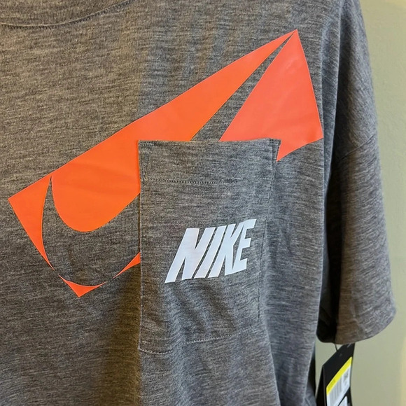 Nike dri-fit oversized gray training crop front pocket logo T-shirt - Picture 5 of 14